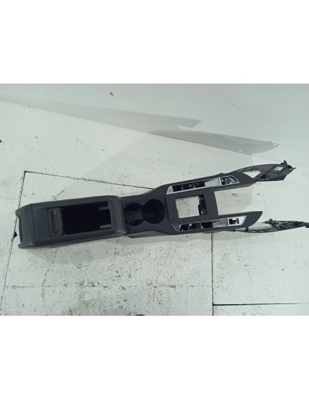 Recambio de apoyabrazos central para ds 3 crossback so chic referencia OEM IAM 9825563280  