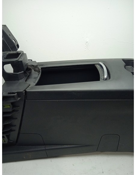 Recambio de consola central para peugeot 5008 sport pack referencia OEM IAM 9686267677  
