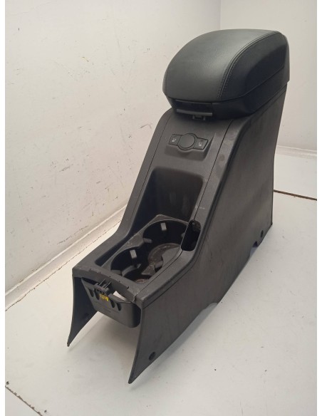 Recambio de apoyabrazos central para chevrolet captiva 2.0 diesel cat referencia OEM IAM   