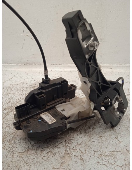 Recambio de cerradura puerta trasera izquierda para kia cee´d 1.4 cat referencia OEM IAM   