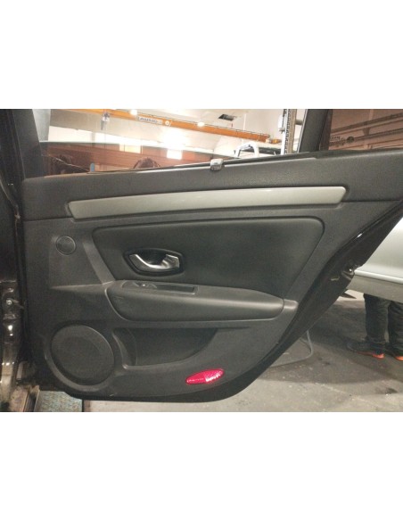 Recambio de guarnecido puerta trasera derecha para renault laguna iii expression referencia OEM IAM 829A00711R  