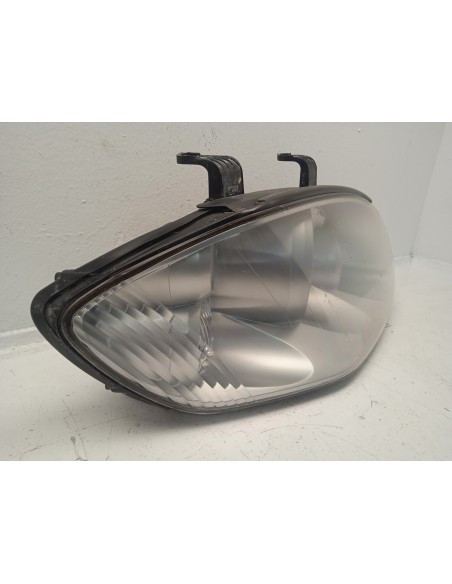 Recambio de faro derecho para ssangyong rodius xdi premium referencia OEM IAM 8310221305  