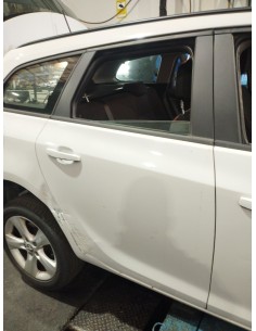 Recambio de puerta trasera derecha para opel astra j sports tourer selective referencia OEM IAM 1330154 COLOR BLANCO 