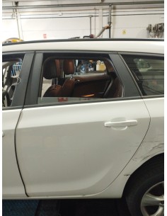 Recambio de puerta trasera izquierda para opel astra j sports tourer selective referencia OEM IAM 13301546 COLOR BLANCO 