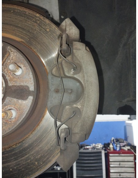Recambio de pinza de freno delantera derecha para ford kuga (cbv) trend referencia OEM IAM 1682875  