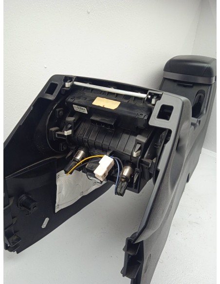 Recambio de apoyabrazos central para hyundai ix35 tecno star 2wd referencia OEM IAM 846112Y001  