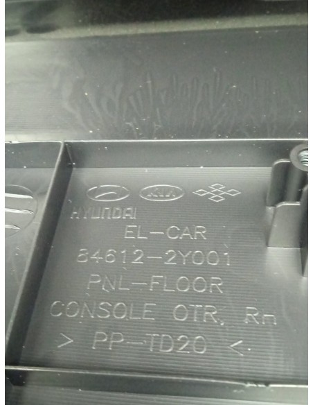 Recambio de apoyabrazos central para hyundai ix35 tecno star 2wd referencia OEM IAM 846112Y001  