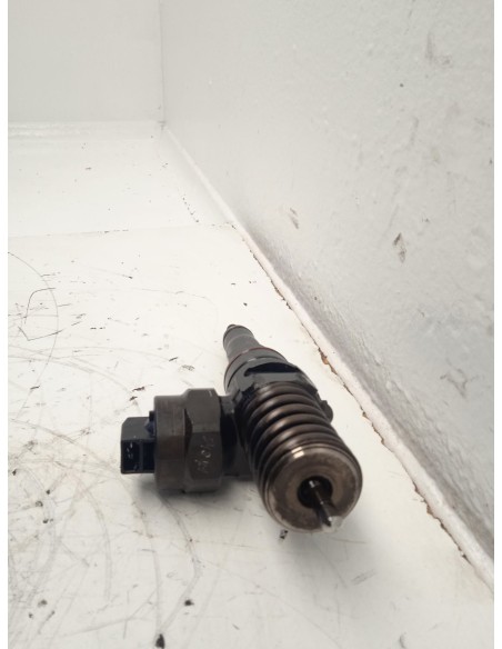 Recambio de inyector para audi a4 b5 (8d2) 1.9 tdi referencia OEM IAM 038130073F  