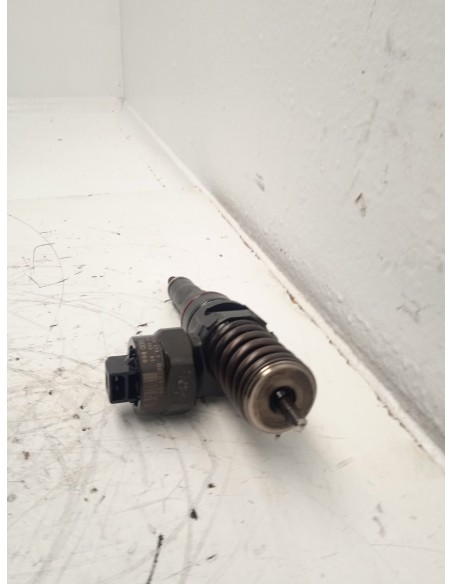 Recambio de inyector para audi a4 b5 (8d2) 1.9 tdi referencia OEM IAM 038130073F  