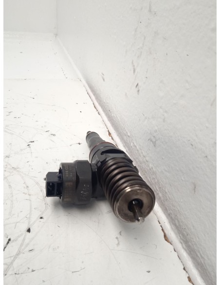 Recambio de inyector para audi a4 b5 (8d2) 1.9 tdi referencia OEM IAM 038130073F  