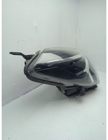 Recambio de faro derecho para toyota yaris hybrid active referencia OEM IAM 811300DJ90  