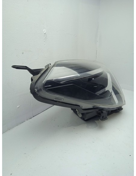 Recambio de faro derecho para toyota yaris hybrid active referencia OEM IAM 811300DJ90  