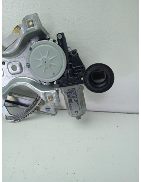 Recambio de elevalunas delantero derecho para toyota yaris hybrid active referencia OEM IAM 857100D100  