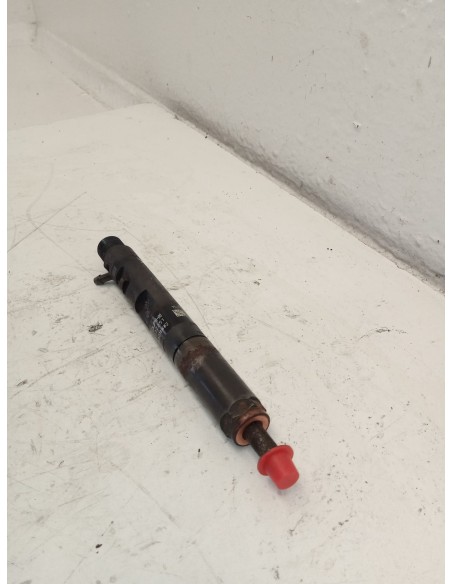 Recambio de inyector para dacia sandero laureate referencia OEM IAM 28232251  