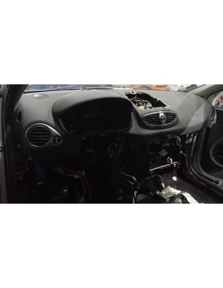 Recambio de salpicadero para renault clio grandtour exception referencia OEM IAM 681003257R  