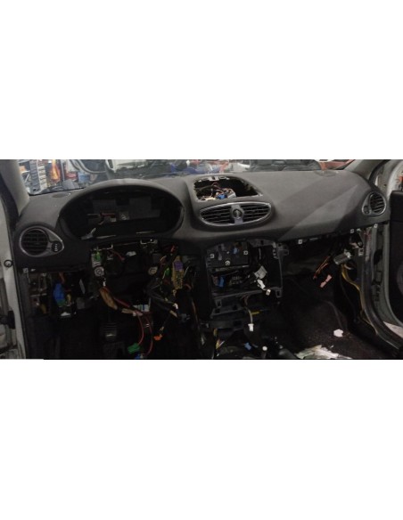 Recambio de salpicadero para renault clio grandtour exception referencia OEM IAM 681003257R  