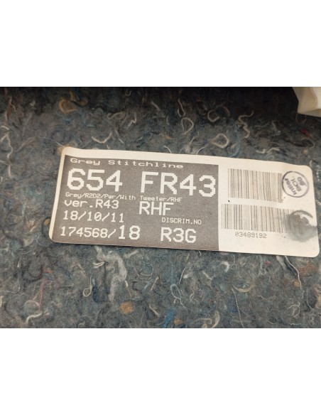 Recambio de guarnecido puerta delantera derecha para toyota auris hybrid active referencia OEM IAM 6761002F00B0  