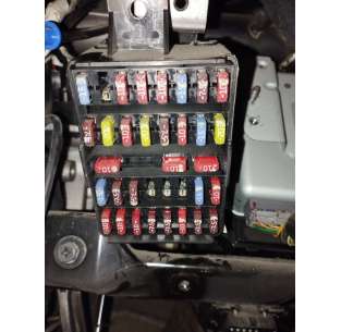 CAJA RELES / FUSIBLES...