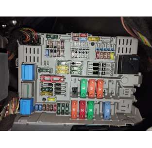 CAJA RELES / FUSIBLES BMW...