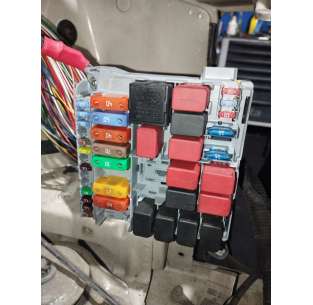 CAJA RELES / FUSIBLES... 2