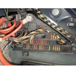 CAJA RELES / FUSIBLES BMW...