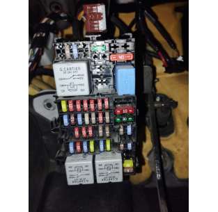 CAJA RELES / FUSIBLES...