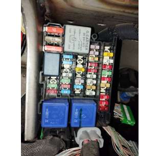 CAJA RELES / FUSIBLES...