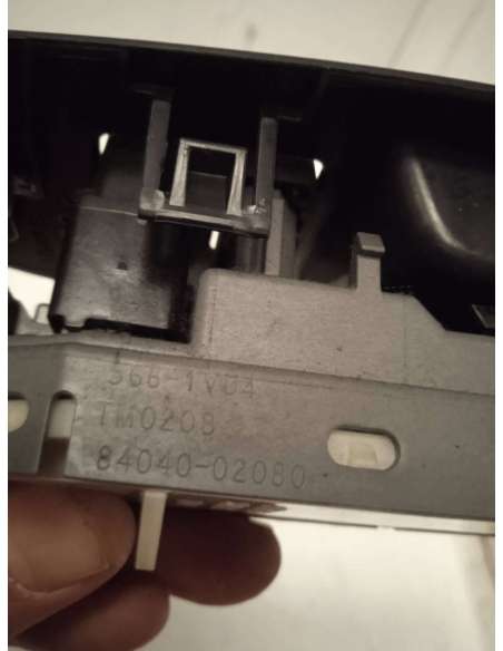 698143