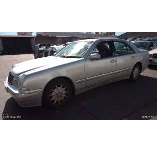 mercedes-benz clase e (w210) berlina del año 2001