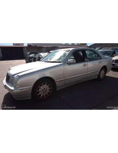 mercedes-benz clase e (w210) berlina del año 2001