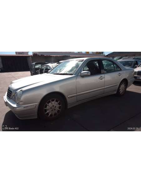 mercedes-benz clase e (w210) berlina del año 2001