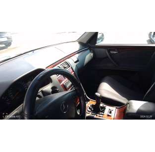 mercedes-benz clase e (w210) berlina del año 2001 2