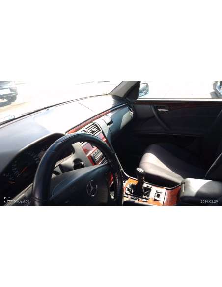 mercedes-benz clase e (w210) berlina del año 2001