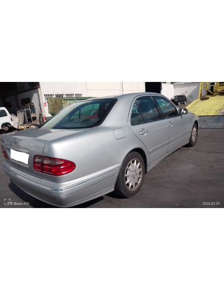 mercedes-benz clase e (w210) berlina del año 2001