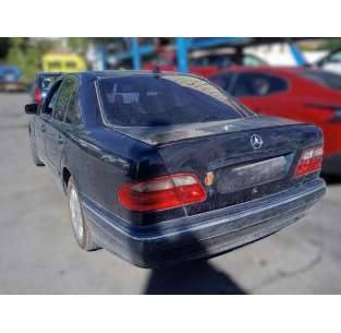 mercedes-benz clase e (w210) berlina del año 2002 2
