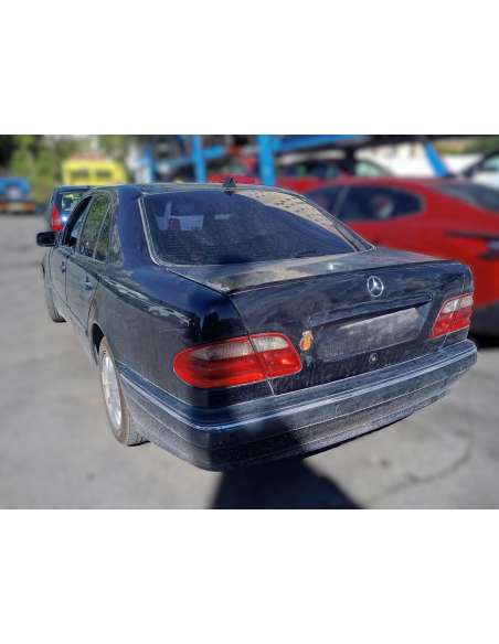 mercedes-benz clase e (w210) berlina del año 2002