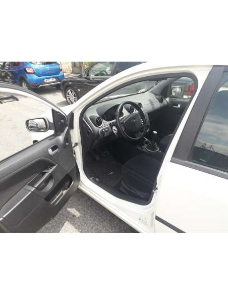 ford fiesta (cbk) del año 2004