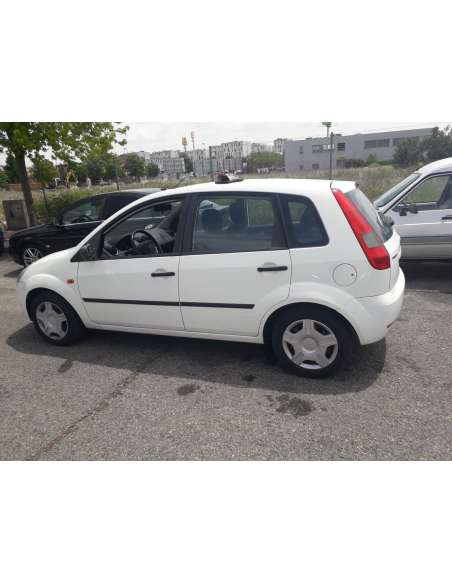 ford fiesta (cbk) del año 2004
