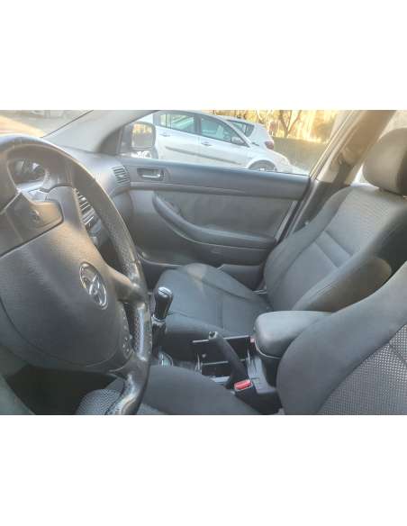 toyota avensis berlina (t25) del año 2004