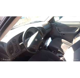 saab 9-3 berlina del año 2001 2