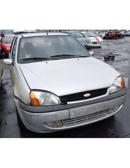 ford fiesta berlina del año 2001