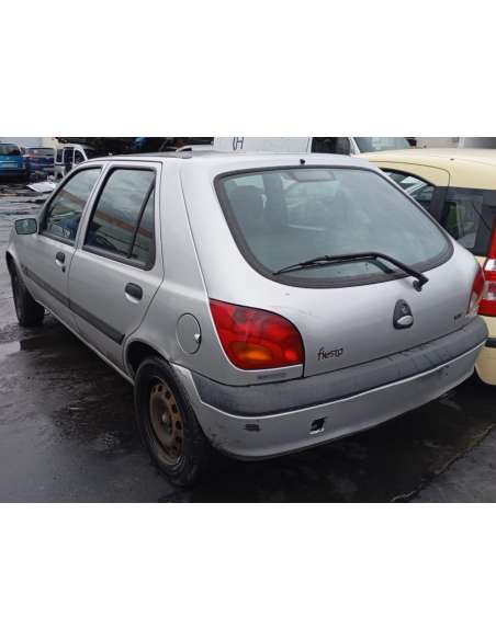 ford fiesta berlina del año 2001