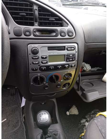 ford fiesta berlina del año 2001