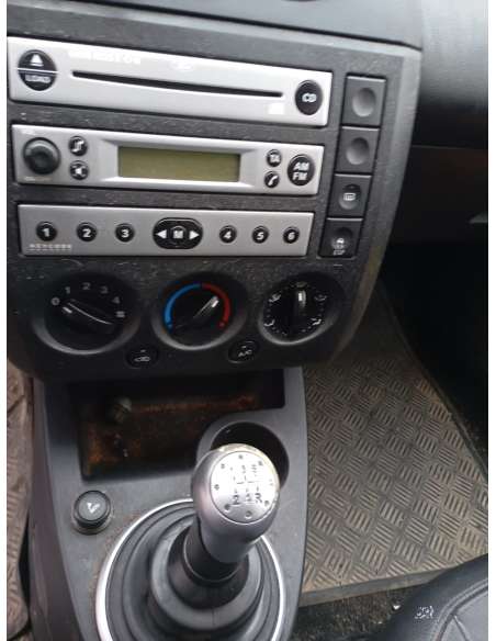 ford fiesta (cbk) del año 2004