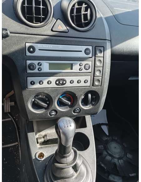 ford fiesta (cbk) del año 2004