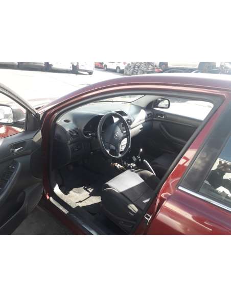 toyota avensis berlina (t25) del año 2004