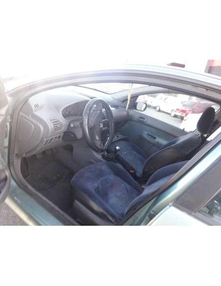 peugeot 206 berlina del año 2001