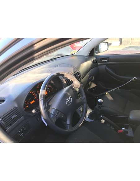 toyota avensis berlina (t25) del año 2006