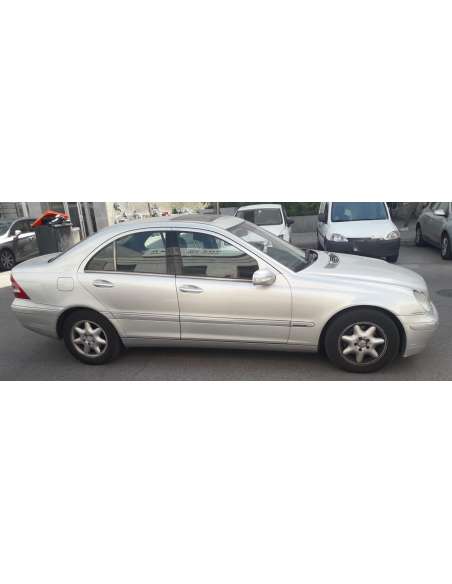 mercedes-benz clase c (w203) berlina del año 2001