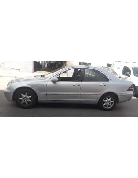 mercedes-benz clase c (w203) berlina del año 2001